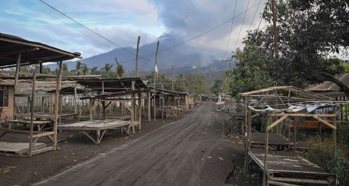 Gunung Lewotobi kembali erupsi pada Minggu pagi