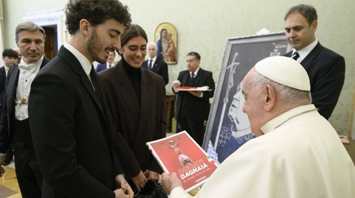 Jumpa Paus Fransiskus di Vatikan, Francesco Bagnaia Terkesima dengan Kharisma Bapa Suci : Heartdesign Sports