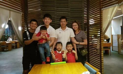 Liu Yu Chen berfoto bersama Hendra Setiawan dan keluarganya (Foto: Instagram/@liuyuchen88888)