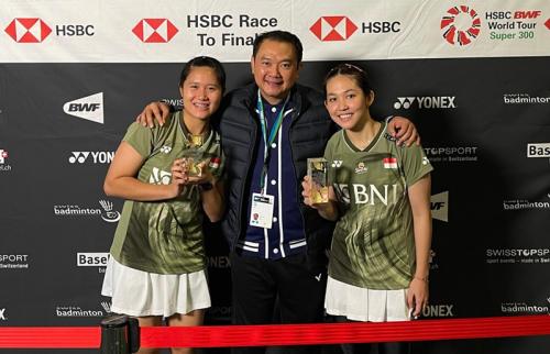 Lanny Tria Mayasari/Ribka Sugiarto berfoto bersama Eng Hian usai juara Swiss Open 2024 (Foto: PBSI)