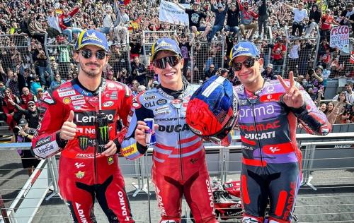 Francesco Bagnaia, Marc Marquez, dan Jorge Martin, berdiri di podium usai MotoGP Australia 2024 (Foto: Instagram/@motogp)