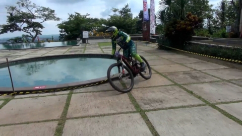 Aksi Pembalap Sepeda Pacu Adrenalin di Urban Downhill, Lintasi Trek Bangunan Hotel dan Area Perbukitan Salatiga : Heartdesign Video