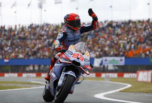 Marc Marquez melambaikan tangan usai MotoGP Belanda 2024 (Foto: Reuters/Piroschka van de Wouw)