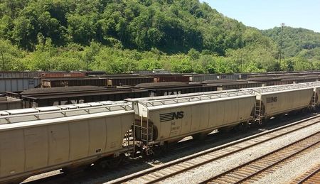 Direktur Norfolk Southern, Anderson, membeli saham senilai $99 ribu