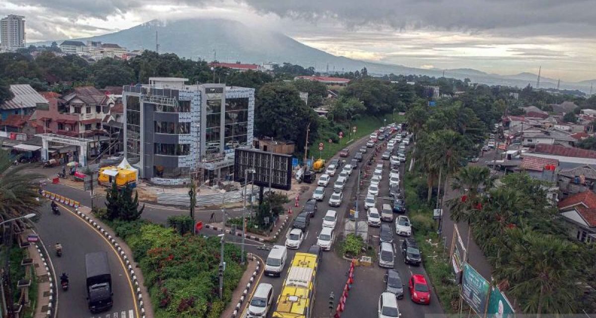 Kawasan puncak Bogor padat kendaraan, polisi terapkan sistem ganjil genap