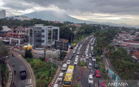 Kawasan puncak Bogor padat kendaraan, polisi terapkan sistem ganjil genap