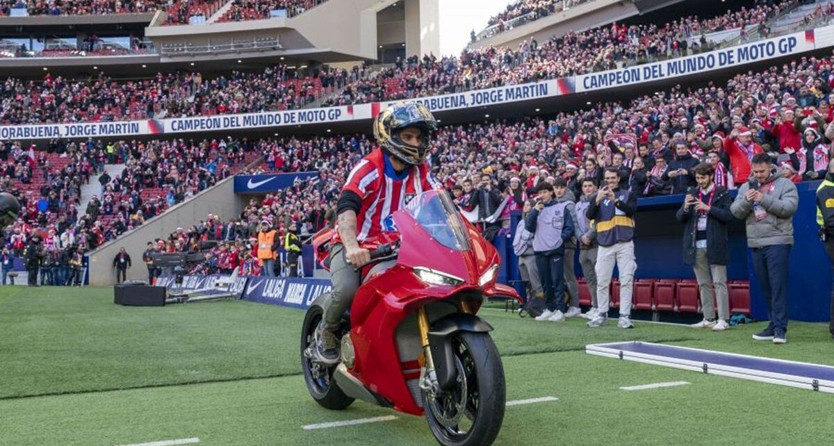 Pamer Trofi Juara Dunia MotoGP 2024, Jorge Martin Geber Motor Ducati di Markas Atletico Madrid : Heartdesign Sports