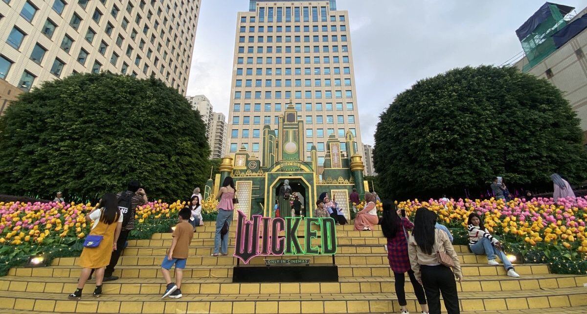 Plaza Senayan hadirkan suasana film "Wicked" sambut libur natal